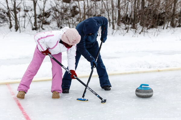 Камни, щетки и «дома»: на озере Шенфлиз впервые сыграли в кёрлинг 