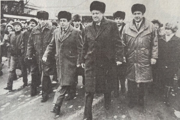 Визит Ельцина и чехарда с утюгами: о чём писали газеты 35 лет назад