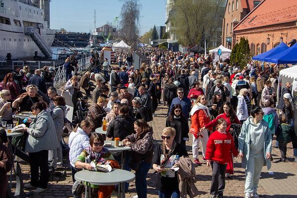 18 апреля: День селедки на набережной Петра Великого