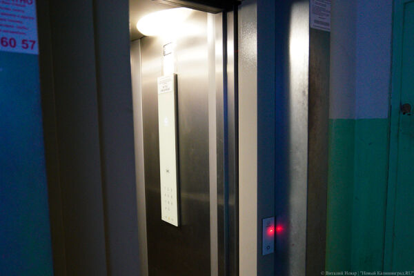 «Сами откачивали воду»: высотки в Калининграде вторую неделю живут без лифтов