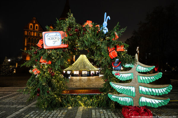 Новогодний вайб на острове Канта: как проходит праздничная ярмарка в Калининграде 