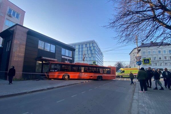 В центре Калининграда автобус с пассажирами въехал в стену парикмахерской 
