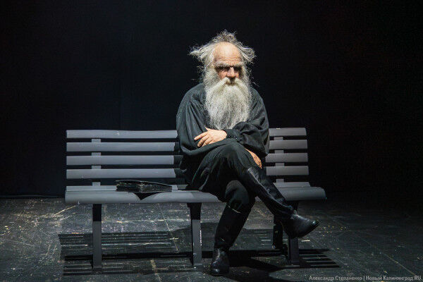 Мелочи жизни: в драмтеатре поставили спектакль по мотивам книги Льва Толстого