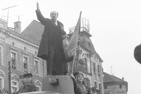 Ленин как товар и трусы для покойников: о чем писали газеты 35 лет назад 