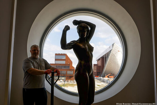 30 марта: в Третьяковке распаковали экспонаты выставки «Великие учителя»