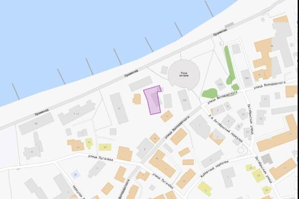 Власти Зеленоградска продают аварийный дом в центре города у Розы ветров (фото)