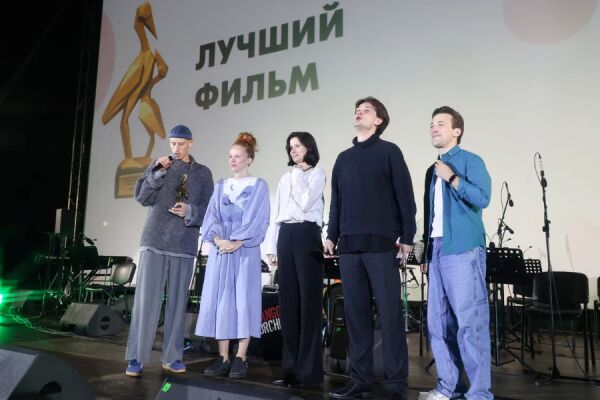 Звезды, аншлаг и дождь по расписанию: в Калининграде завершился фестиваль «Короче»