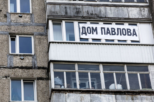 Оборона без воды: что происходит в доме на Моспроспекте, из которого не хотят съезжать 50 семей