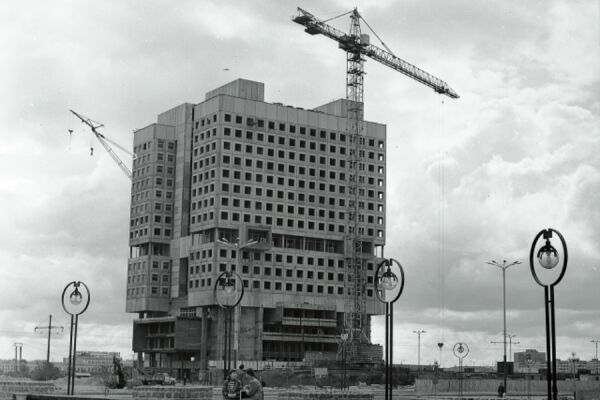 Гостиница из Дома Советов и фестиваль конокрадов: о чем писали газеты 35 лет назад