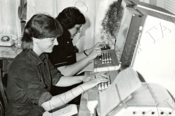 Первые модемы и забастовка уборщиц: о чём писали газеты 35 лет назад
