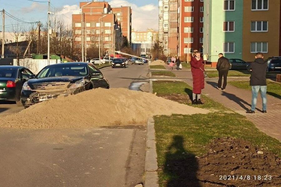 На ул. Громовой «Ниссан» на скорости врезался в кучу песка на дороге, машина пострадала (фото)
