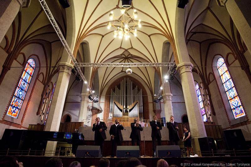 «Из Соединенных Штатов с любовью»: фоторепортаж с концерта «The Brotherhood Singers»