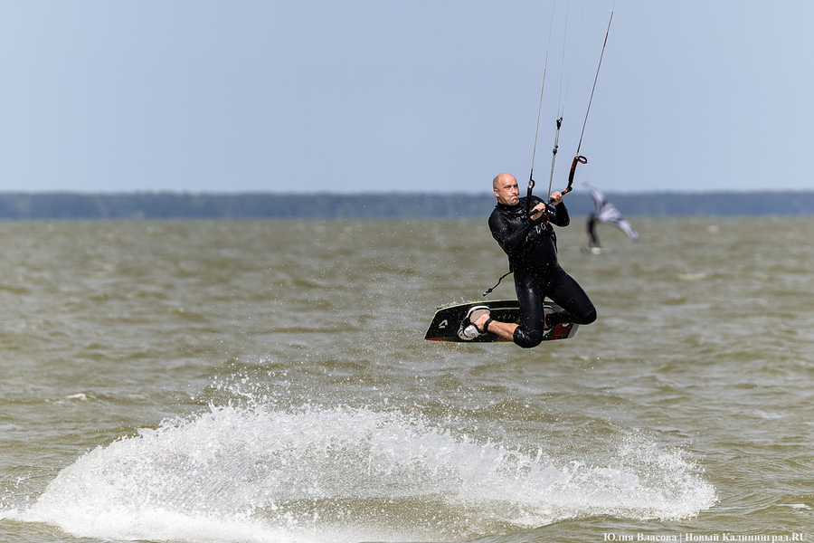 По воде против ветра: на Куршском заливе соревновались под кайтом и с крылом (фото)