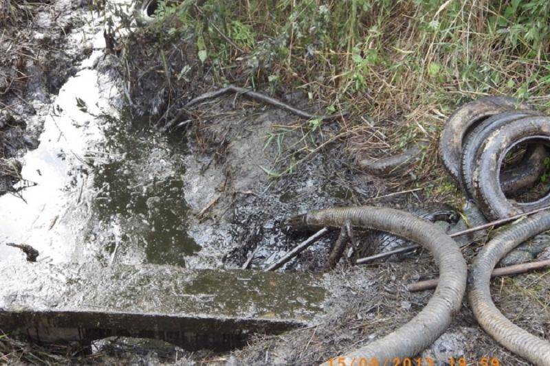 В Гурьевском районе прорвало нефтепровод, загрязнено около 1 га земель (фото)
