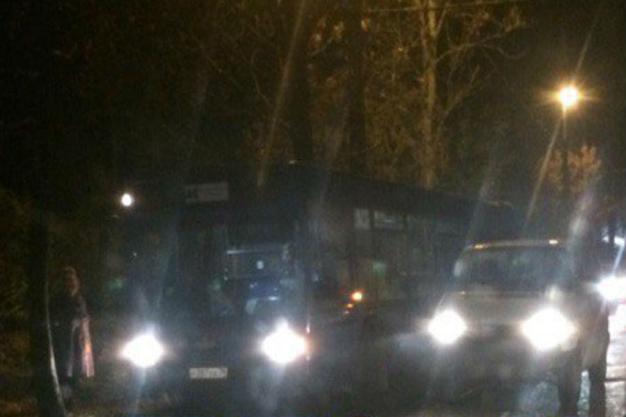 На Емельянова столкнулись «Фольксваген» и рейсовый автобус (фото)