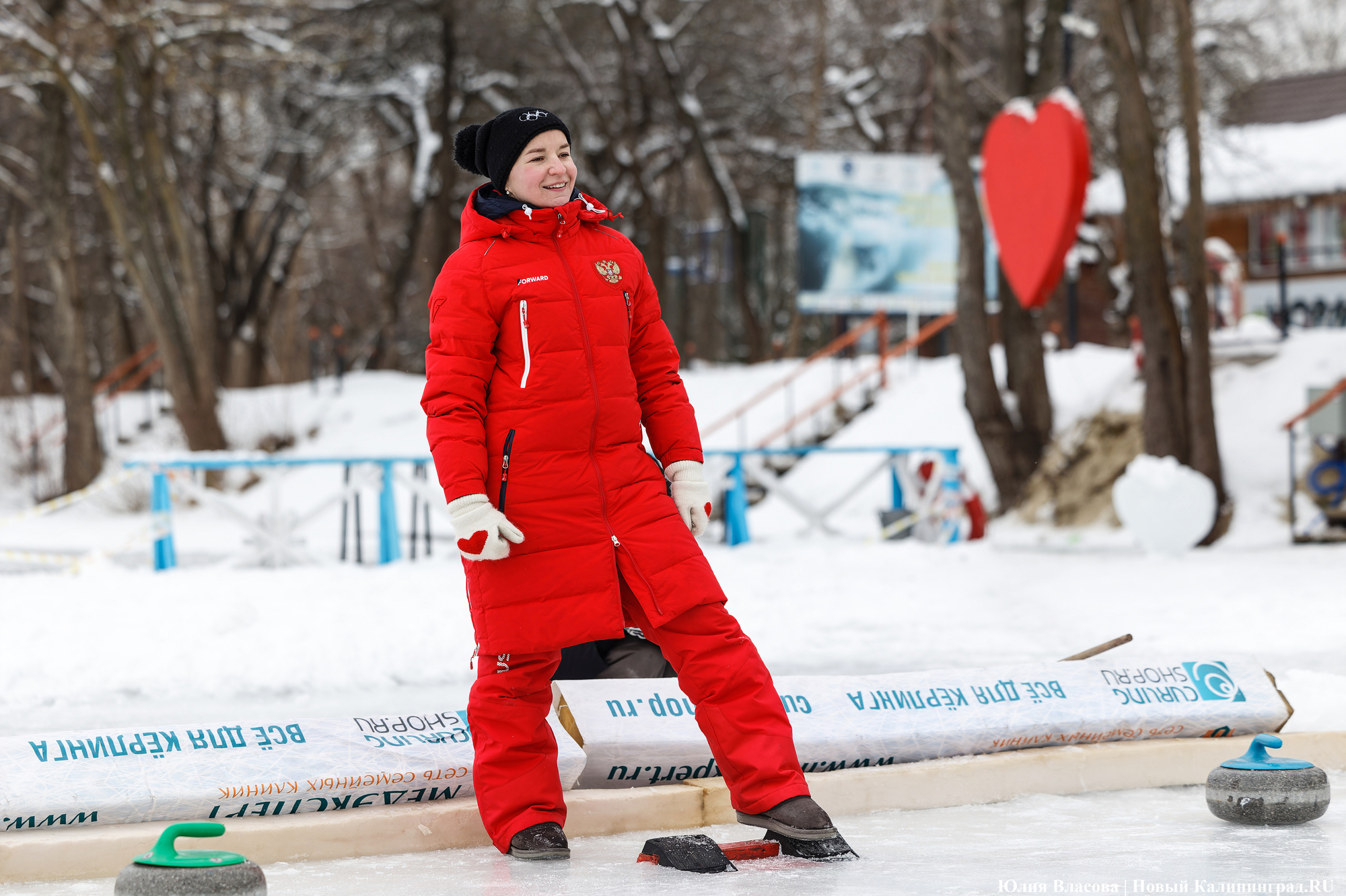 Камни, щетки и «дома»: на озере Шенфлиз впервые сыграли в кёрлинг (фото)