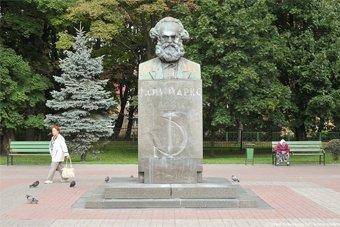 Вандалы нарисовали на памятнике Марксу свастику