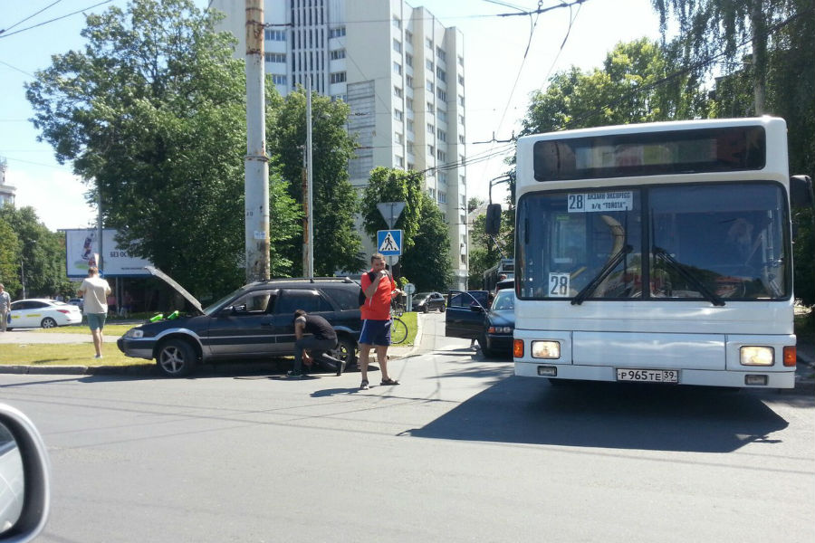 Выезд с улицы Леонова на Борзова блокирован из-за ДТП (фото)