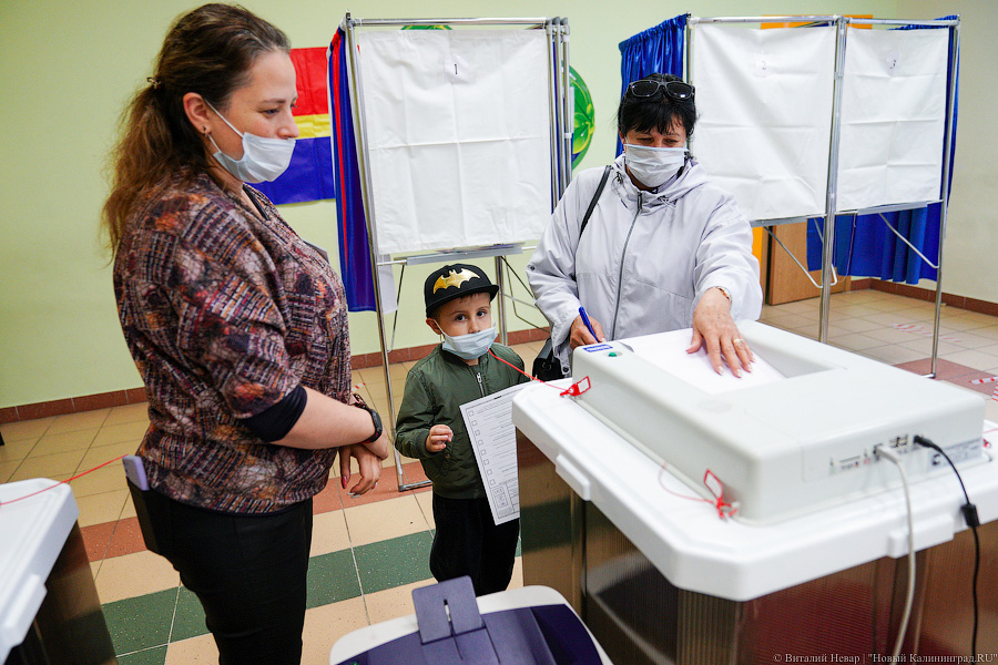 На участках и на кухне: как в Калининградской области прошёл первый день выборов