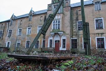 «Они были втроём, он вырывался и плакал»: у семьи, живущей в замке 13 века, отобрали ребёнка