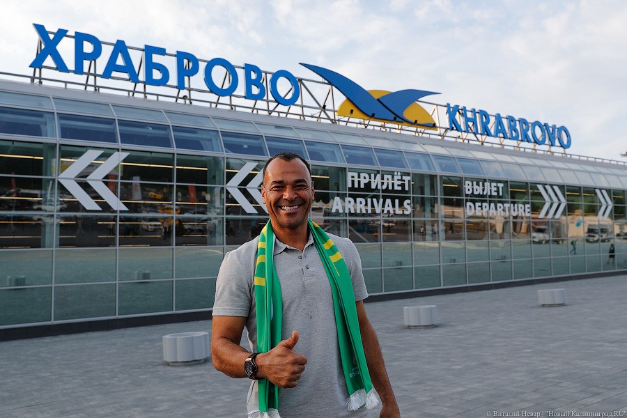 Шапка-ушанка в подарок и селфи с Забивакой: бразилец Кафу прилетел в Калининград