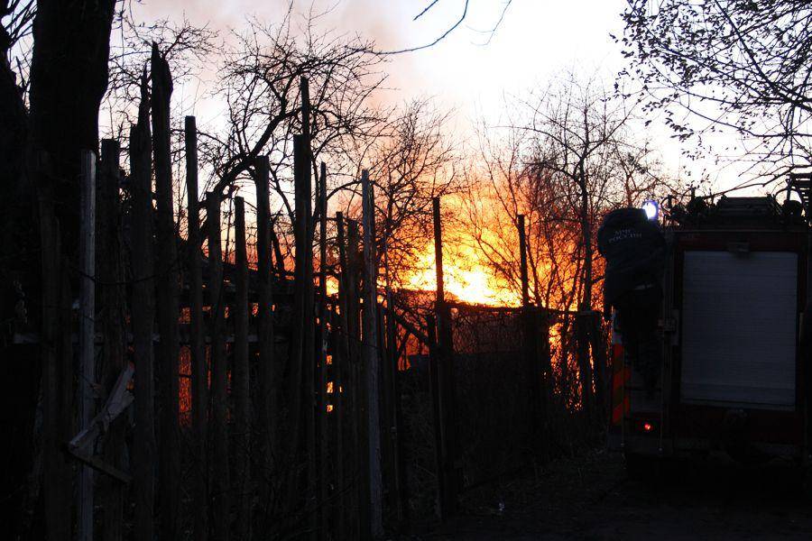 В садовом обществе напротив 29-й школы в Калининграде горят сараи (фото)