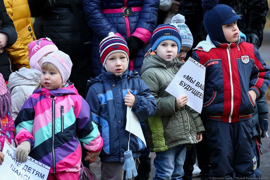 «Заметьте нас»: в Калининграде дети вышли на пикет в поддержку пешеходов 