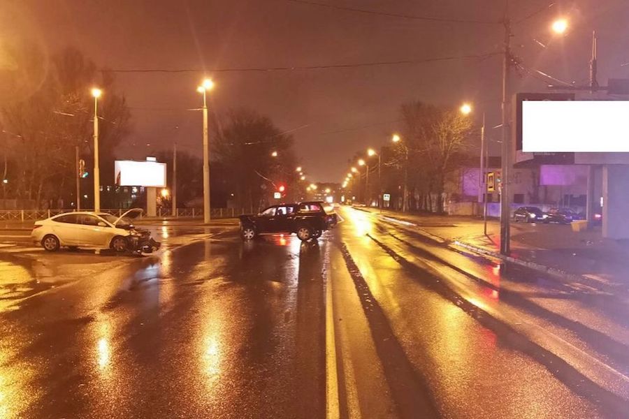 На Суворова в лобовую столкнулись «Хёндай» и «Митцубиси» (фото)