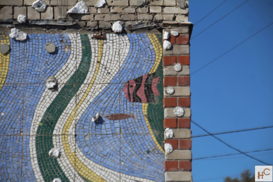 В Заостровье при ремонте магазина обнаружили советскую мозаику (фото)