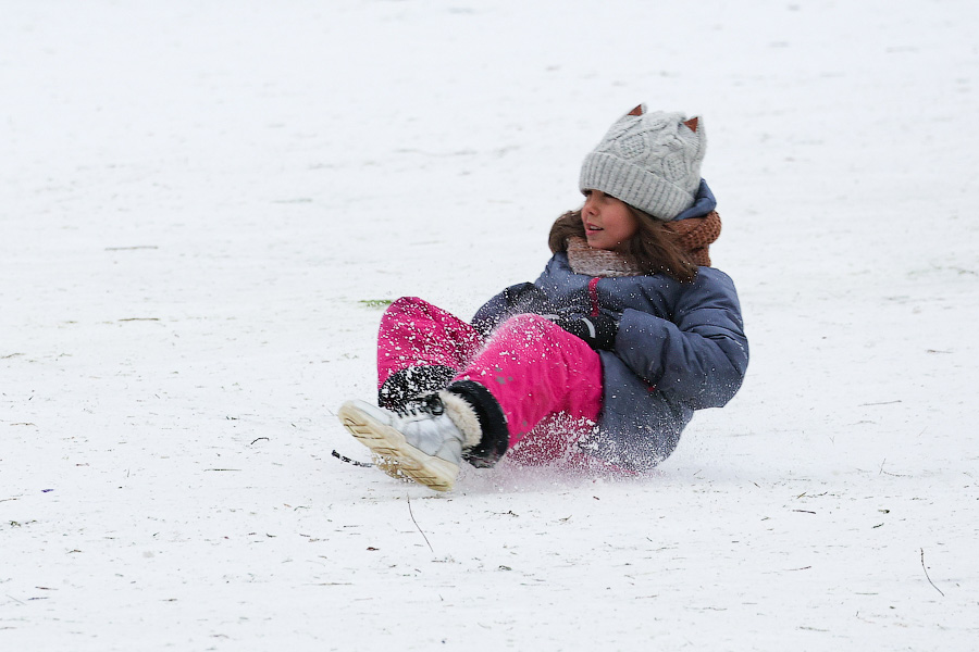 Полет на санках: как в Центральном парке Калининграда с горки катаются (фото)