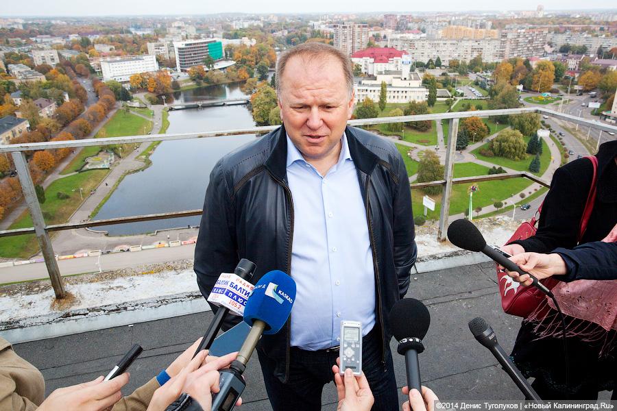 Взгляд с 22 этажа: губернатор и мэр забрались на крышу Дома Советов