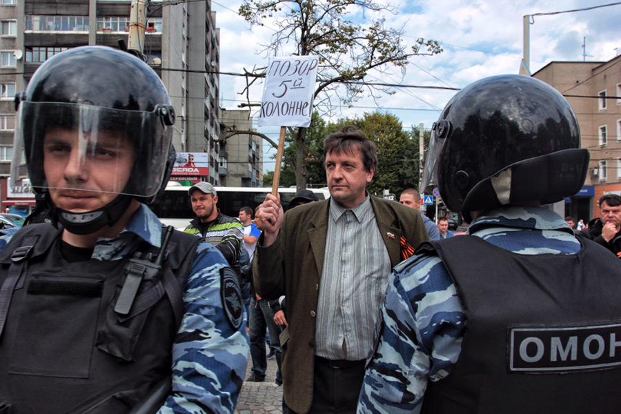 Протест протесту: на митинге против войны на Украине потасовку разнимал ОМОН
