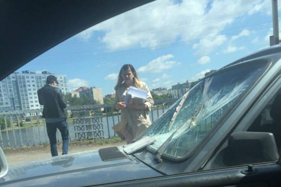 Очевидцы: с двухъярусного моста на лобовое стекло авто упал кусок плиты (фото)