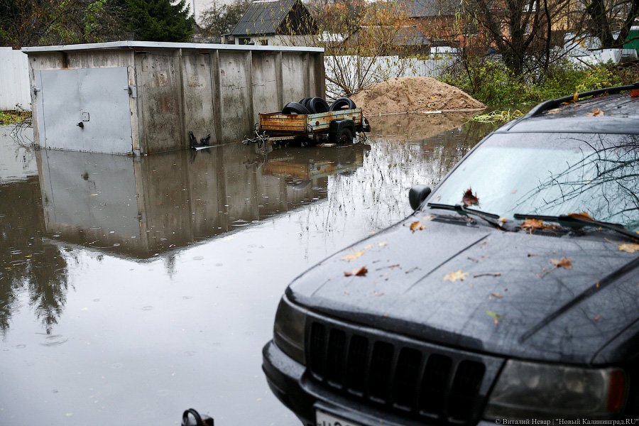Водный мир на Орудийной: в Калининграде тонет в болоте жилой дом