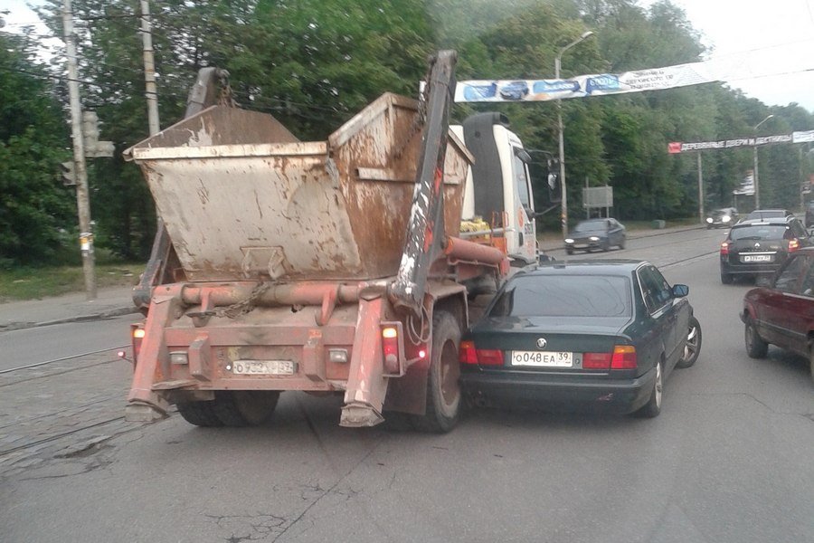 На перекрёстке пр. Калинина и ул. Дзержинского столкнулись мусоровоз и «БМВ»