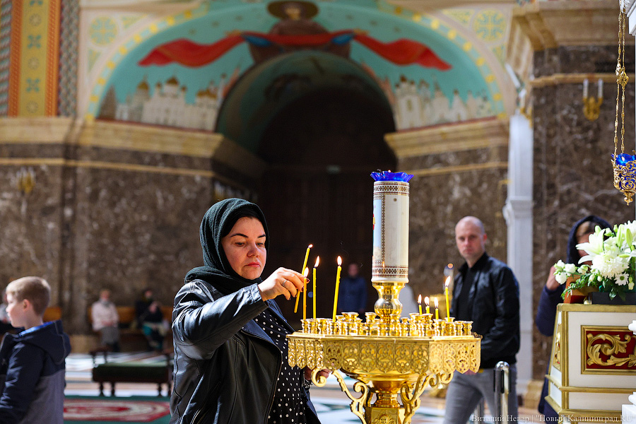 В брызгах святой воды: освящение пасхального угощения в соборе Христа Спасителя (фото)