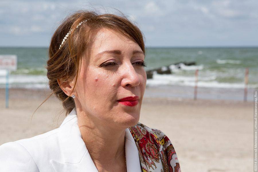 Машина «по потребности»: польский агрегат начал чистить песок на пляже Зеленоградска