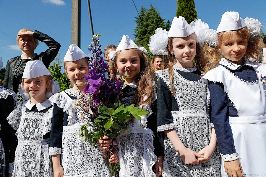 Майский вальс и слёзы: в школах Калининграда прозвенел последний звонок (фото)