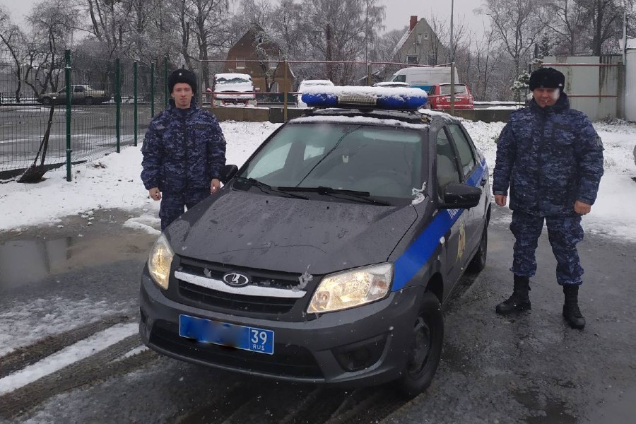 Калининградец пытался скрыться от росгвардейцев после того, как разбил дверь магазина (фото)