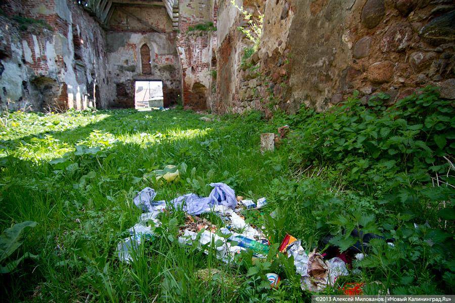 «Приезжайте позже»: территория переданной РПЦ кирхи в Романово превратилась в поселковую свалку