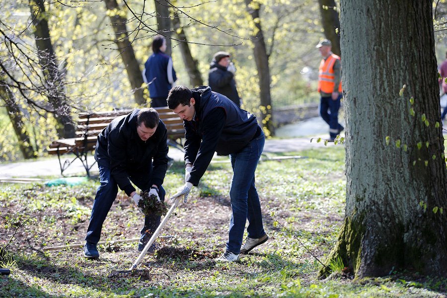 С метлой в руках: в парке Победы прошёл общегородской субботник