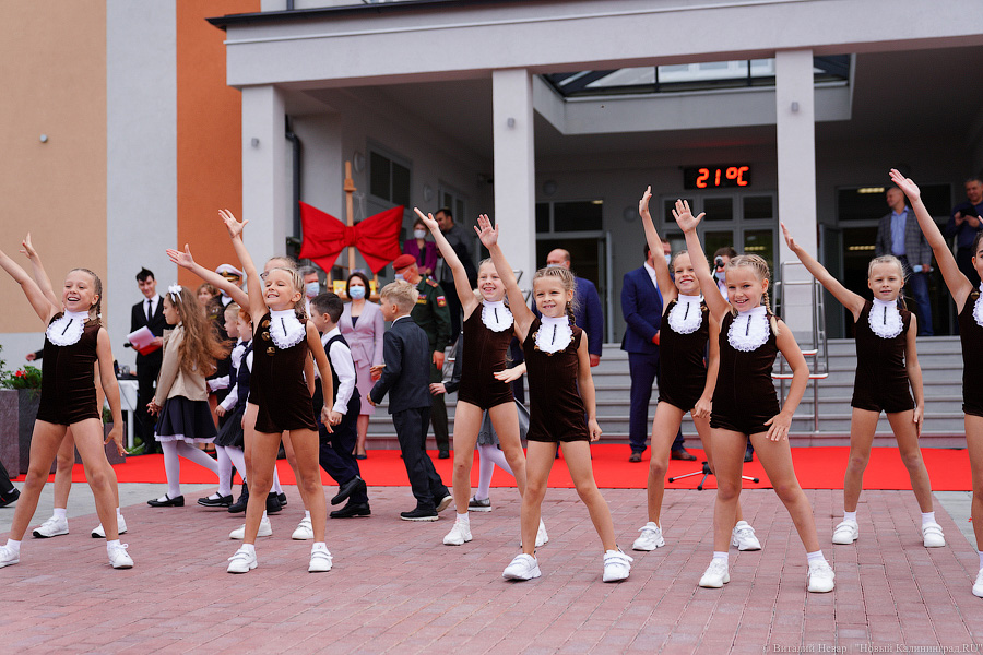 Серьёзное дело: как прошла первая линейка в самой новой школе Калининграда