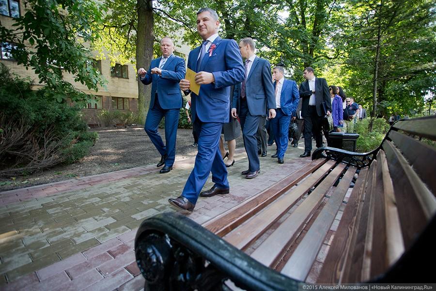 На фоне недостроя: как в Калининграде энергетики сквер открыли (фото)