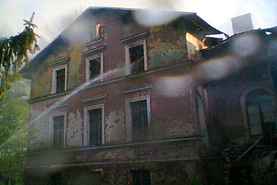 В Немане огонь уничтожил крышу бывшей усадьбы барона фон Мак (фото)