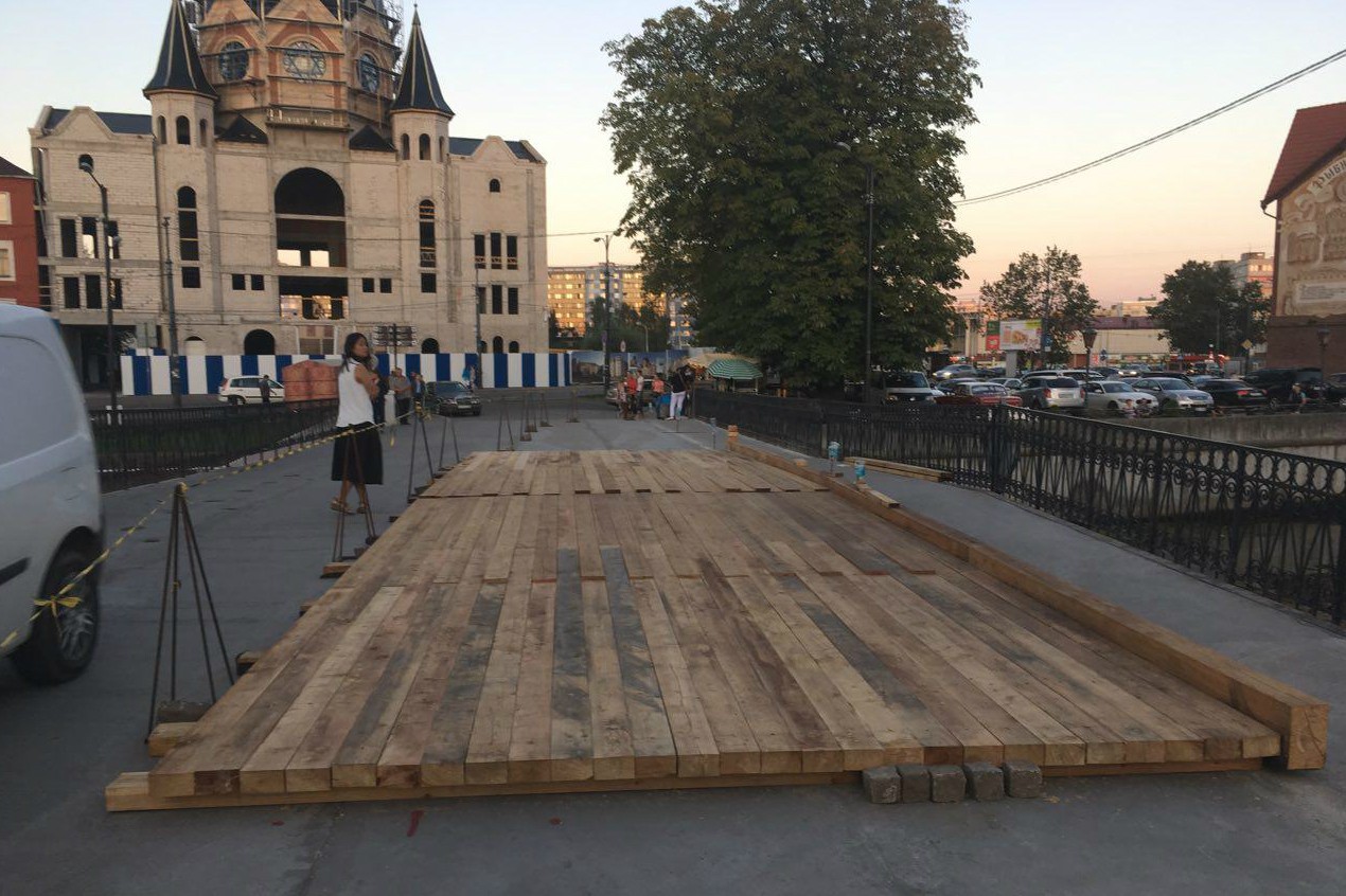 На Медовом мосту начали укладывать настил из лиственницы