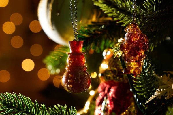 Янтарный комбинат выпустил наборы елочных игрушек из янтаря (фото)