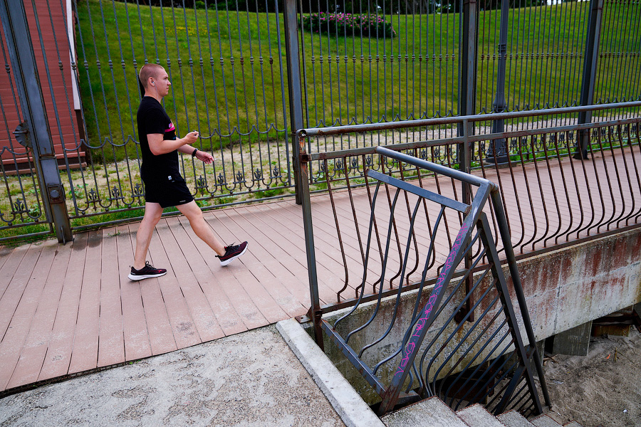 Ржавое настоящее: как выглядит променад рядом с госрезиденцией в Пионерском