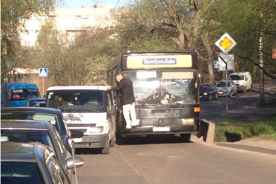 Очевидцы: на ул. Муромской столкнулись автобус и микроавтобус (фото)