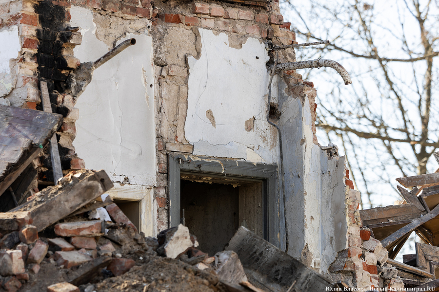 Превращение легенды в гору мусора: в Калининграде разобрали виллу Эдит (фото)