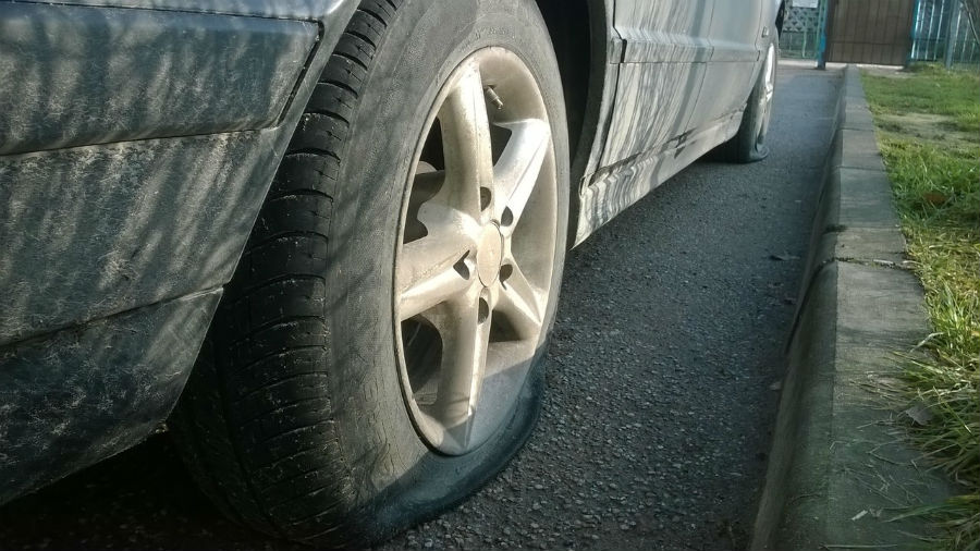 В Московском районе вновь поврежден автомобиль, у «БМВ» изрезаны шины (фото)